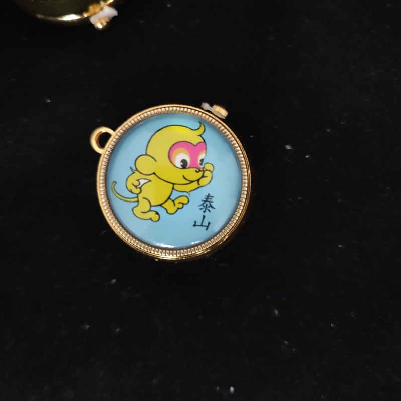 Rajzfilmszerű forgó zsebóra nyaklánc gyerekeknek, kvarc működés, kerek számlap, ötvözetes tok