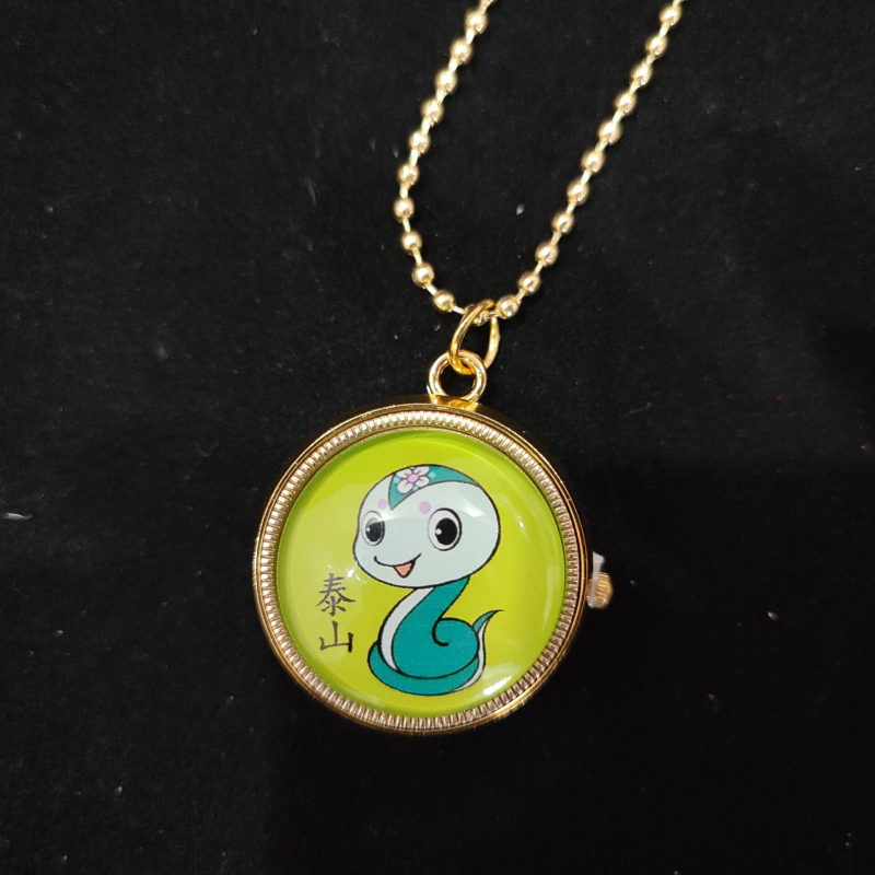 Rajzfilmszerű forgó zsebóra nyaklánc gyerekeknek, kvarc működés, kerek számlap, ötvözetes tok