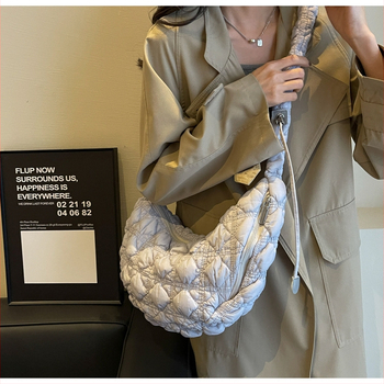 Nailona crossbody soma, Cloud Pack stils, dumpling formas, rāvējslēdzēja aizvēršana, rudens 2024