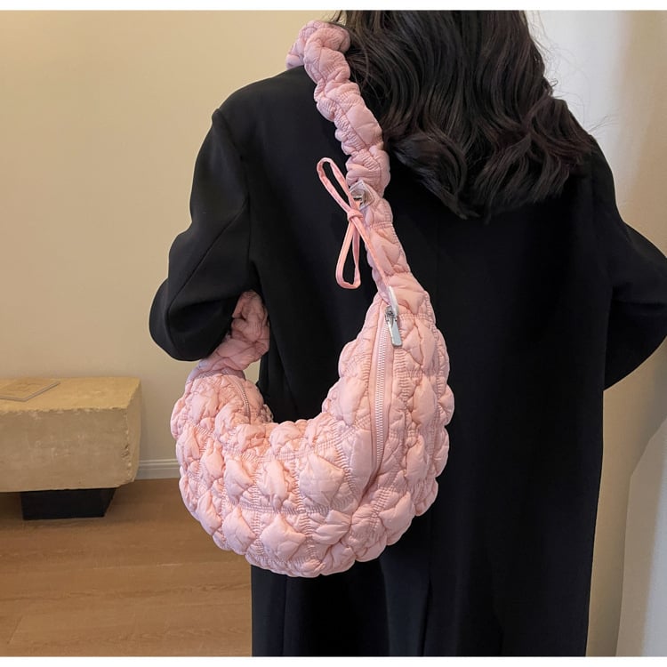 Nailona crossbody soma, Cloud Pack stils, dumpling formas, rāvējslēdzēja aizvēršana, rudens 2024