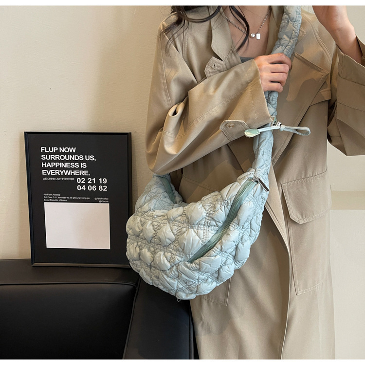 Nailona crossbody soma, Cloud Pack stils, dumpling formas, rāvējslēdzēja aizvēršana, rudens 2024