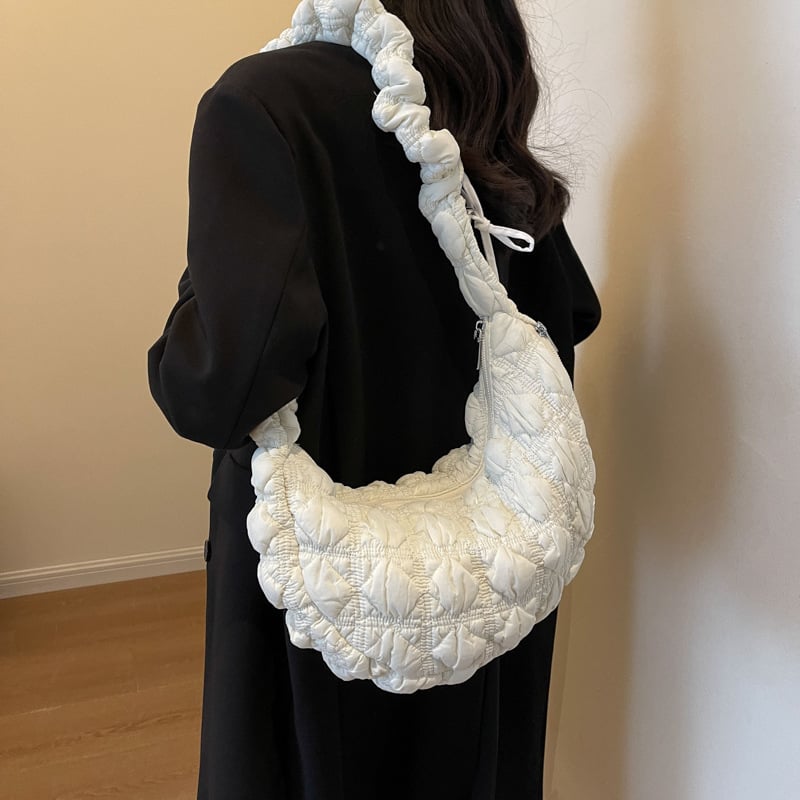 Nailona crossbody soma, Cloud Pack stils, dumpling formas, rāvējslēdzēja aizvēršana, rudens 2024