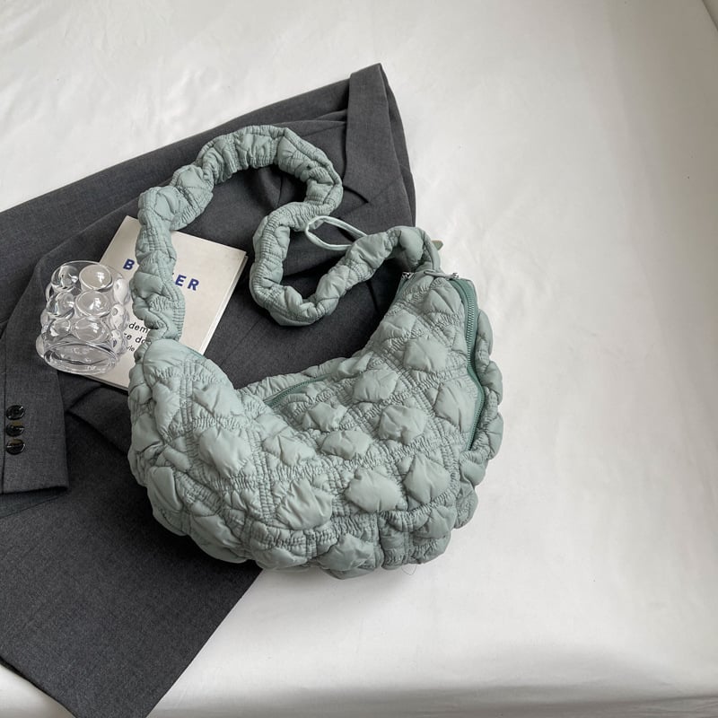 Nailona crossbody soma, Cloud Pack stils, dumpling formas, rāvējslēdzēja aizvēršana, rudens 2024