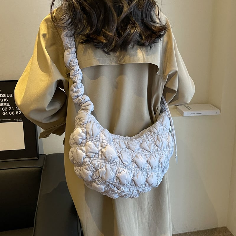 Nailona crossbody soma, Cloud Pack stils, dumpling formas, rāvējslēdzēja aizvēršana, rudens 2024