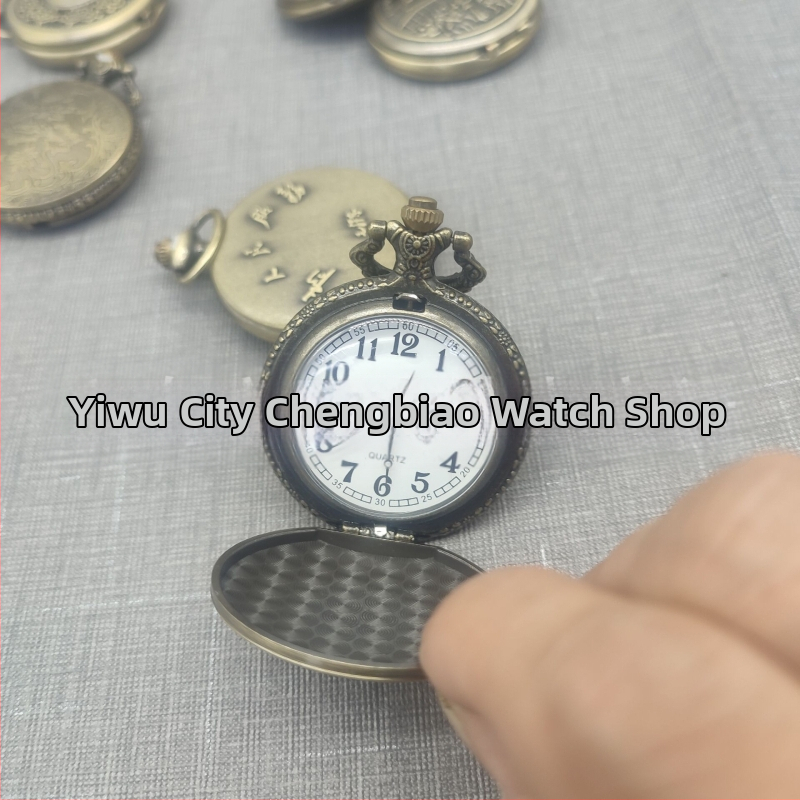 Kvarcové vreckové hodinky s kovovým púzdrom, kruhový ciferník, vyrezávaný dutý motív lokomotívy, pohon 68