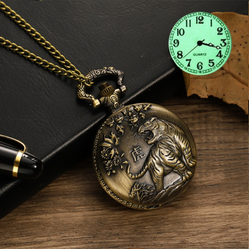 Kabatas pulkstenis ar izgrieztu retro atveramu vāciņu un zodiaka motīvu, liels ciferblats (kvarts mehānisms, 45 mm ciferblata diametrs, metāla korpuss, apaļš ciferblats, spirāl krona)