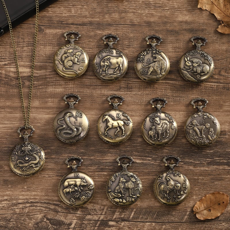 Kabatas pulkstenis ar izgrieztu retro atveramu vāciņu un zodiaka motīvu, liels ciferblats (kvarts mehānisms, 45 mm ciferblata diametrs, metāla korpuss, apaļš ciferblats, spirāl krona)