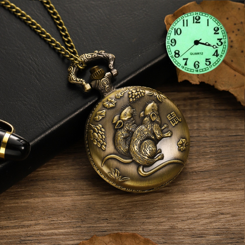 Kabatas pulkstenis ar izgrieztu retro atveramu vāciņu un zodiaka motīvu, liels ciferblats (kvarts mehānisms, 45 mm ciferblata diametrs, metāla korpuss, apaļš ciferblats, spirāl krona)