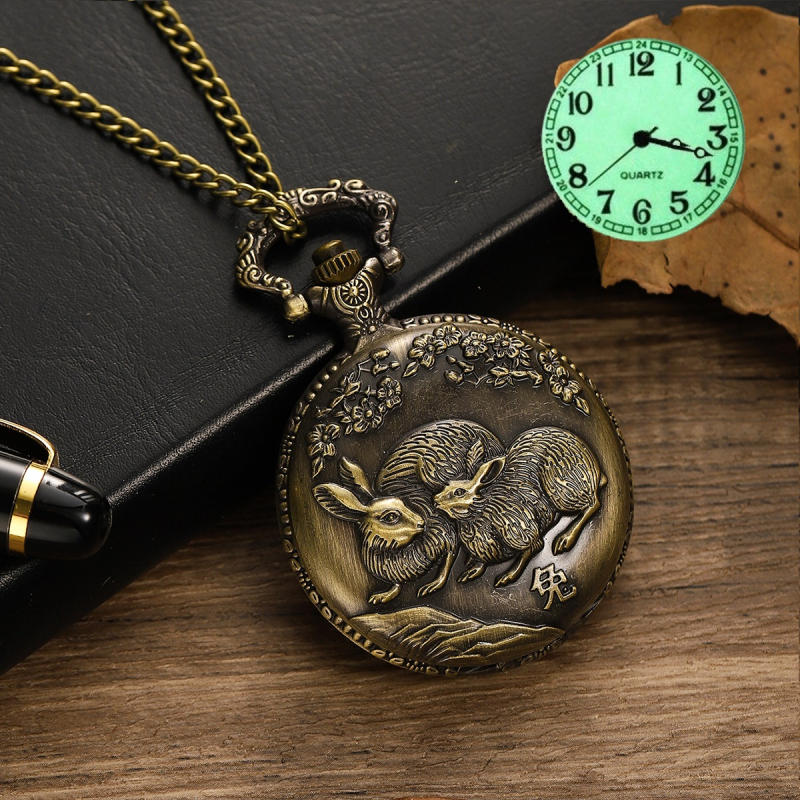 Kabatas pulkstenis ar izgrieztu retro atveramu vāciņu un zodiaka motīvu, liels ciferblats (kvarts mehānisms, 45 mm ciferblata diametrs, metāla korpuss, apaļš ciferblats, spirāl krona)