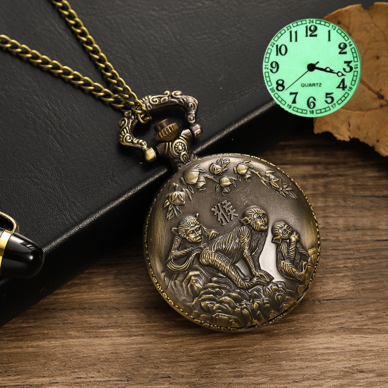 Kabatas pulkstenis ar izgrieztu retro atveramu vāciņu un zodiaka motīvu, liels ciferblats (kvarts mehānisms, 45 mm ciferblata diametrs, metāla korpuss, apaļš ciferblats, spirāl krona)