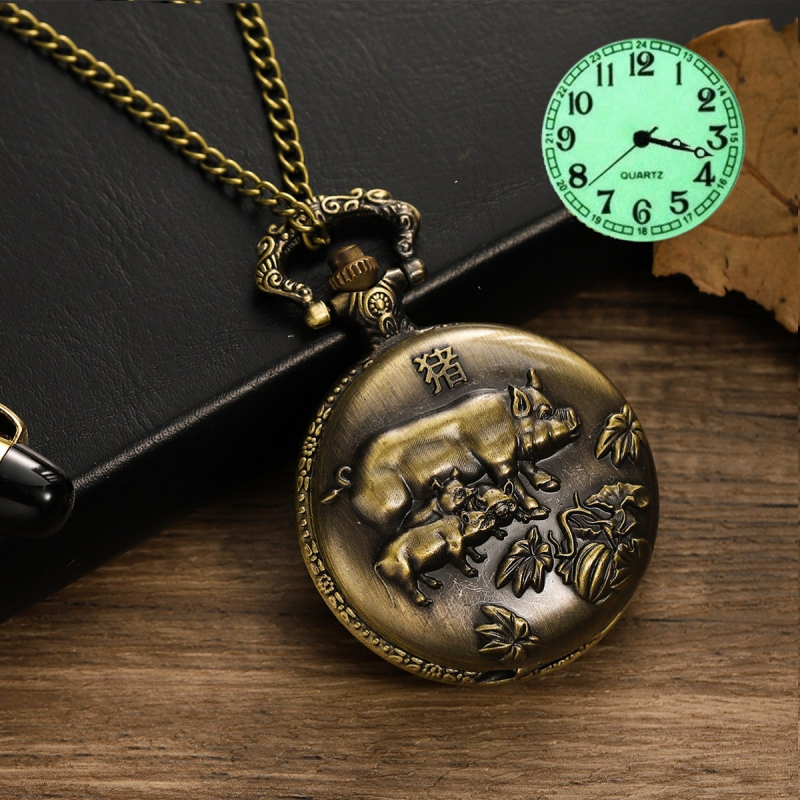 Kabatas pulkstenis ar izgrieztu retro atveramu vāciņu un zodiaka motīvu, liels ciferblats (kvarts mehānisms, 45 mm ciferblata diametrs, metāla korpuss, apaļš ciferblats, spirāl krona)