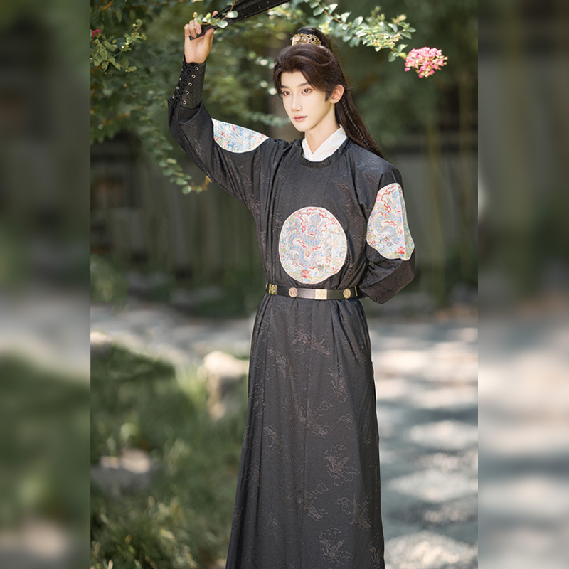 Tang stil Hanfu haljina s okruglim izrezom, unisex; konopna tkanina; regenerirana celulozna vlakna 80–90%, poliester 70–80%; mercerizirana obrada; šifra proizvoda 9-74; izdanje 2025
