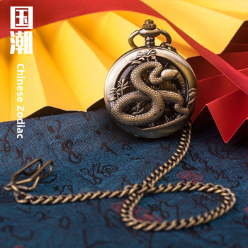 Kabatas pulkstenis ar ķēdi – reljefais Zodiaks, mehānisks logs ar romiešu cipariem, liels ciparnīcas dial; Seagull mehānika, 50 m ūdensizturība, cinka sakausējuma korpuss, plastmasas kristāls, logotipa drukas iespēja