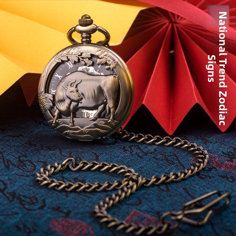 Kabatas pulkstenis ar ķēdi – reljefais Zodiaks, mehānisks logs ar romiešu cipariem, liels ciparnīcas dial; Seagull mehānika, 50 m ūdensizturība, cinka sakausējuma korpuss, plastmasas kristāls, logotipa drukas iespēja