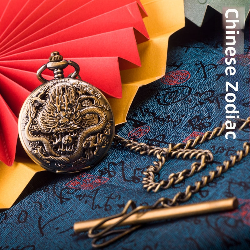 Vreckové hodinky s retiazkou – reliéf Zodiak, priehľadné okno mechanizmu, veľký ciferník s rímskymi číslami; pohon Seagull, 50 m vodotesnosť, puzdro zinku zliatiny, plastové sklo, možnosť potlače loga