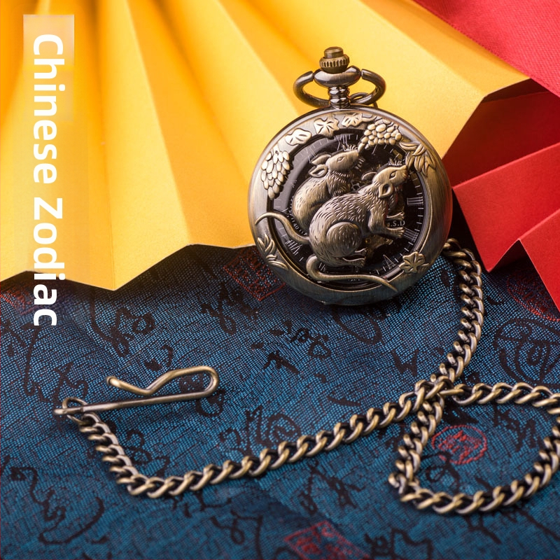 Vreckové hodinky s retiazkou – reliéf Zodiak, priehľadné okno mechanizmu, veľký ciferník s rímskymi číslami; pohon Seagull, 50 m vodotesnosť, puzdro zinku zliatiny, plastové sklo, možnosť potlače loga