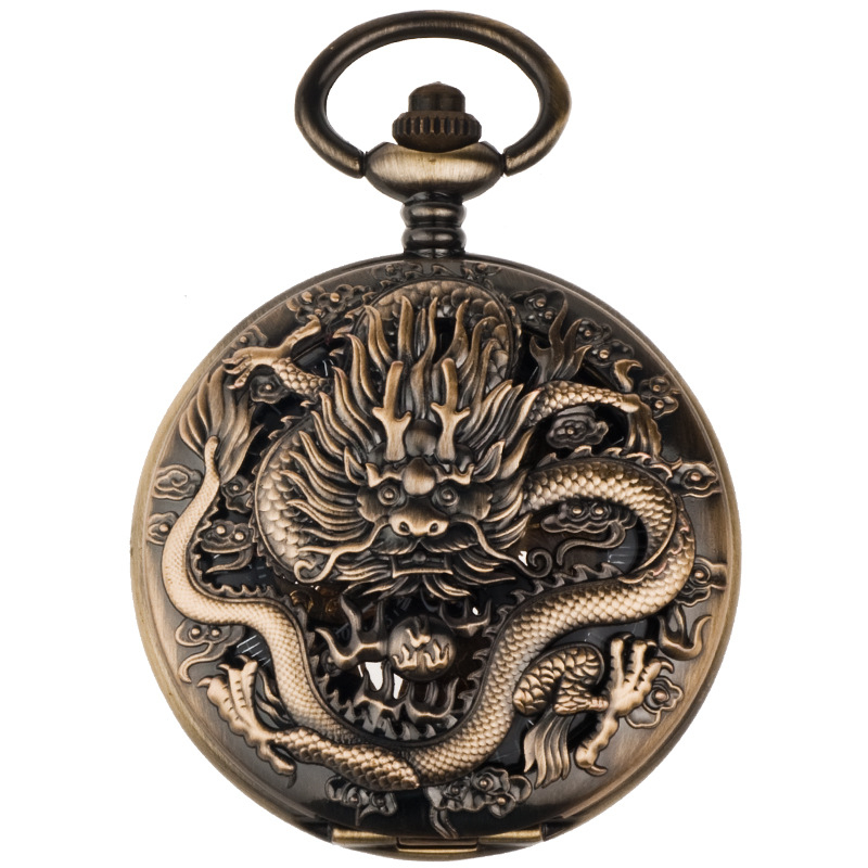 Kabatas pulkstenis ar ķēdi – reljefais Zodiaks, mehānisks logs ar romiešu cipariem, liels ciparnīcas dial; Seagull mehānika, 50 m ūdensizturība, cinka sakausējuma korpuss, plastmasas kristāls, logotipa drukas iespēja