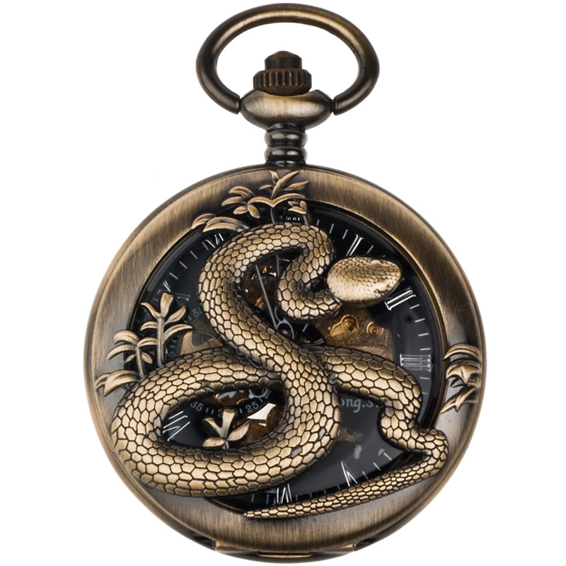 Kabatas pulkstenis ar ķēdi – reljefais Zodiaks, mehānisks logs ar romiešu cipariem, liels ciparnīcas dial; Seagull mehānika, 50 m ūdensizturība, cinka sakausējuma korpuss, plastmasas kristāls, logotipa drukas iespēja