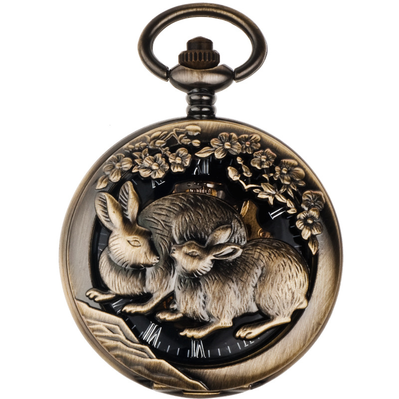 Kabatas pulkstenis ar ķēdi – reljefais Zodiaks, mehānisks logs ar romiešu cipariem, liels ciparnīcas dial; Seagull mehānika, 50 m ūdensizturība, cinka sakausējuma korpuss, plastmasas kristāls, logotipa drukas iespēja