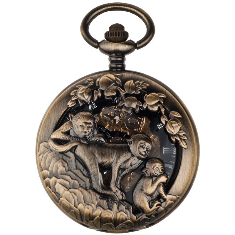 Kabatas pulkstenis ar ķēdi – reljefais Zodiaks, mehānisks logs ar romiešu cipariem, liels ciparnīcas dial; Seagull mehānika, 50 m ūdensizturība, cinka sakausējuma korpuss, plastmasas kristāls, logotipa drukas iespēja