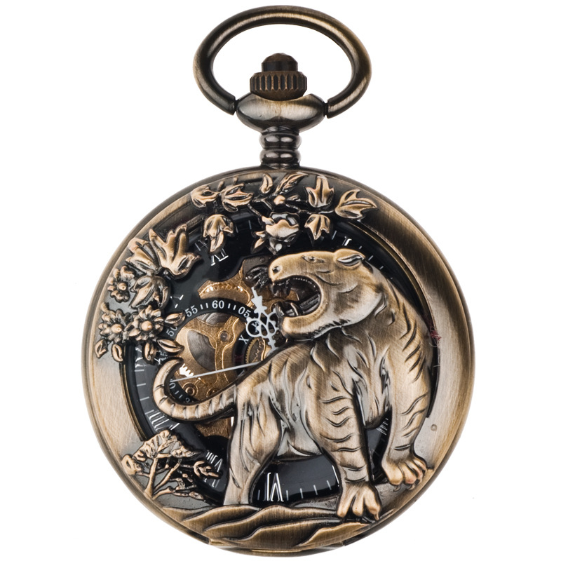 Kabatas pulkstenis ar ķēdi – reljefais Zodiaks, mehānisks logs ar romiešu cipariem, liels ciparnīcas dial; Seagull mehānika, 50 m ūdensizturība, cinka sakausējuma korpuss, plastmasas kristāls, logotipa drukas iespēja