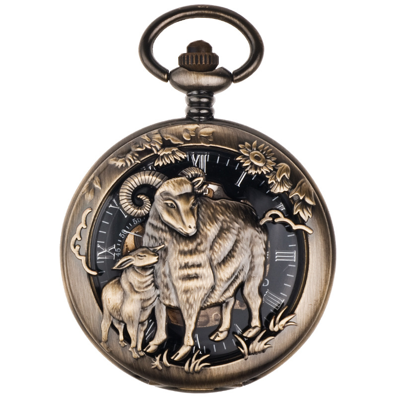 Kabatas pulkstenis ar ķēdi – reljefais Zodiaks, mehānisks logs ar romiešu cipariem, liels ciparnīcas dial; Seagull mehānika, 50 m ūdensizturība, cinka sakausējuma korpuss, plastmasas kristāls, logotipa drukas iespēja