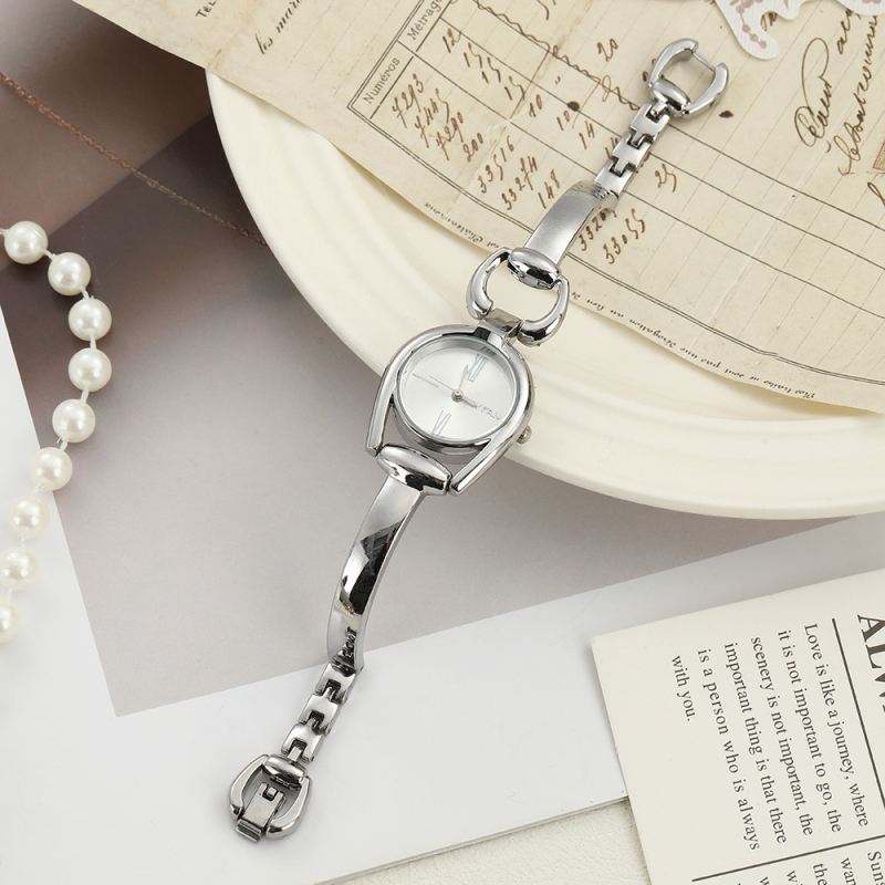 Sieviešu kvarca pulkstenis ar retro pogu dizainu, apaļš ciparnīcas diametrs 23 mm, biezums 12 mm, korpuss no cinka sakausējuma