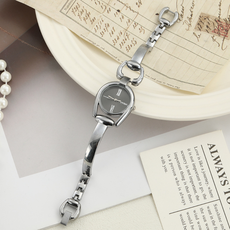 Sieviešu kvarca pulkstenis ar retro pogu dizainu, apaļš ciparnīcas diametrs 23 mm, biezums 12 mm, korpuss no cinka sakausējuma