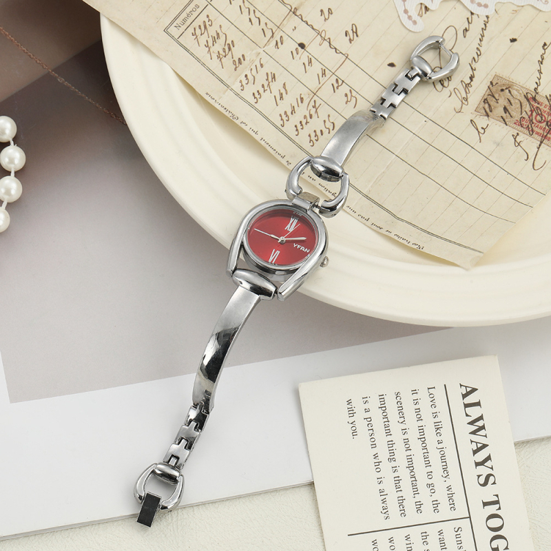 Sieviešu kvarca pulkstenis ar retro pogu dizainu, apaļš ciparnīcas diametrs 23 mm, biezums 12 mm, korpuss no cinka sakausējuma