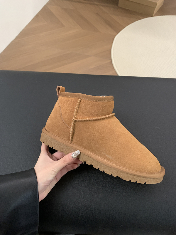 Moterų vilninių sniego batų su tikra kailio įdėklu; stora padą; išorė: karvių nubuko oda; vidus: vilna ir kašmyras; vidpadis: avies kailis; aukštis: žemas (Išorė: nubukas; Vidus: vilna+kašmyras; Vidpadis: avies kailis)