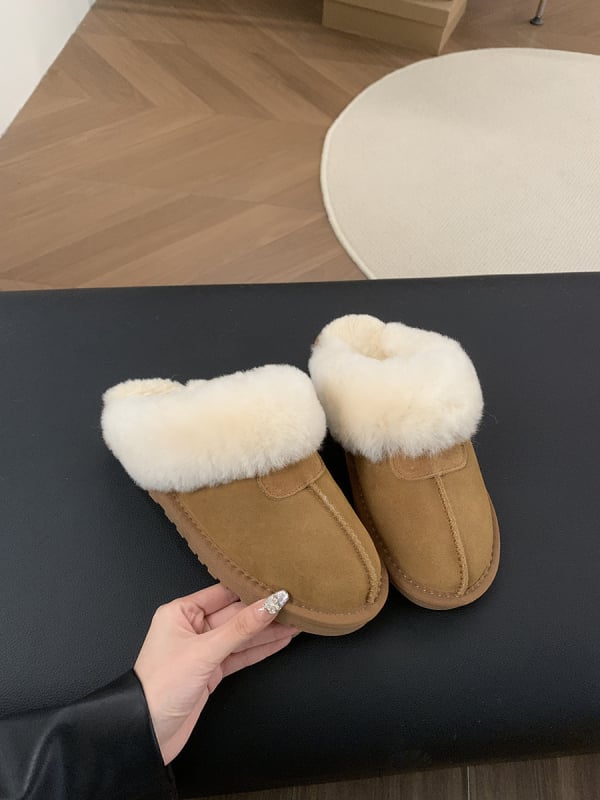 Moterų vilninių sniego batų su tikra kailio įdėklu; stora padą; išorė: karvių nubuko oda; vidus: vilna ir kašmyras; vidpadis: avies kailis; aukštis: žemas (Išorė: nubukas; Vidus: vilna+kašmyras; Vidpadis: avies kailis)