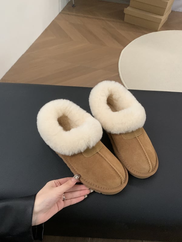 Moterų vilninių sniego batų su tikra kailio įdėklu; stora padą; išorė: karvių nubuko oda; vidus: vilna ir kašmyras; vidpadis: avies kailis; aukštis: žemas (Išorė: nubukas; Vidus: vilna+kašmyras; Vidpadis: avies kailis)