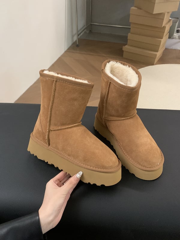 Moterų vilninių sniego batų su tikra kailio įdėklu; stora padą; išorė: karvių nubuko oda; vidus: vilna ir kašmyras; vidpadis: avies kailis; aukštis: žemas (Išorė: nubukas; Vidus: vilna+kašmyras; Vidpadis: avies kailis)