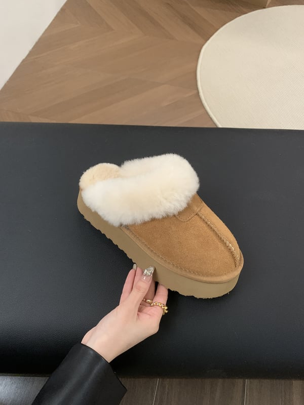 Moterų vilninių sniego batų su tikra kailio įdėklu; stora padą; išorė: karvių nubuko oda; vidus: vilna ir kašmyras; vidpadis: avies kailis; aukštis: žemas (Išorė: nubukas; Vidus: vilna+kašmyras; Vidpadis: avies kailis)