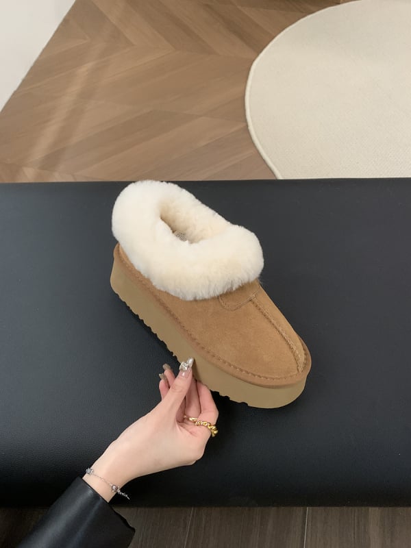 Moterų vilninių sniego batų su tikra kailio įdėklu; stora padą; išorė: karvių nubuko oda; vidus: vilna ir kašmyras; vidpadis: avies kailis; aukštis: žemas (Išorė: nubukas; Vidus: vilna+kašmyras; Vidpadis: avies kailis)