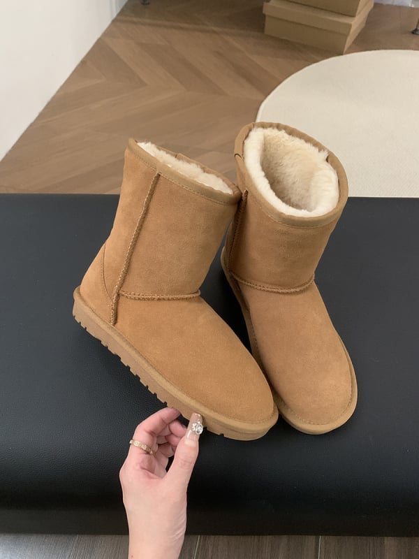 Moterų vilninių sniego batų su tikra kailio įdėklu; stora padą; išorė: karvių nubuko oda; vidus: vilna ir kašmyras; vidpadis: avies kailis; aukštis: žemas (Išorė: nubukas; Vidus: vilna+kašmyras; Vidpadis: avies kailis)