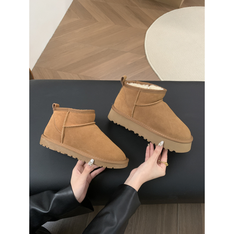 Moterų vilninių sniego batų su tikra kailio įdėklu; stora padą; išorė: karvių nubuko oda; vidus: vilna ir kašmyras; vidpadis: avies kailis; aukštis: žemas (Išorė: nubukas; Vidus: vilna+kašmyras; Vidpadis: avies kailis)