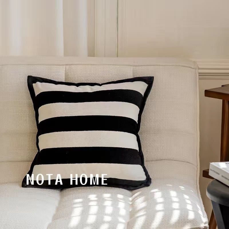 Nordiska stila spilvena pārvalks ar svītro ģeometrisko rakstu, kanvas virsējais slānis, poliestera pildījums