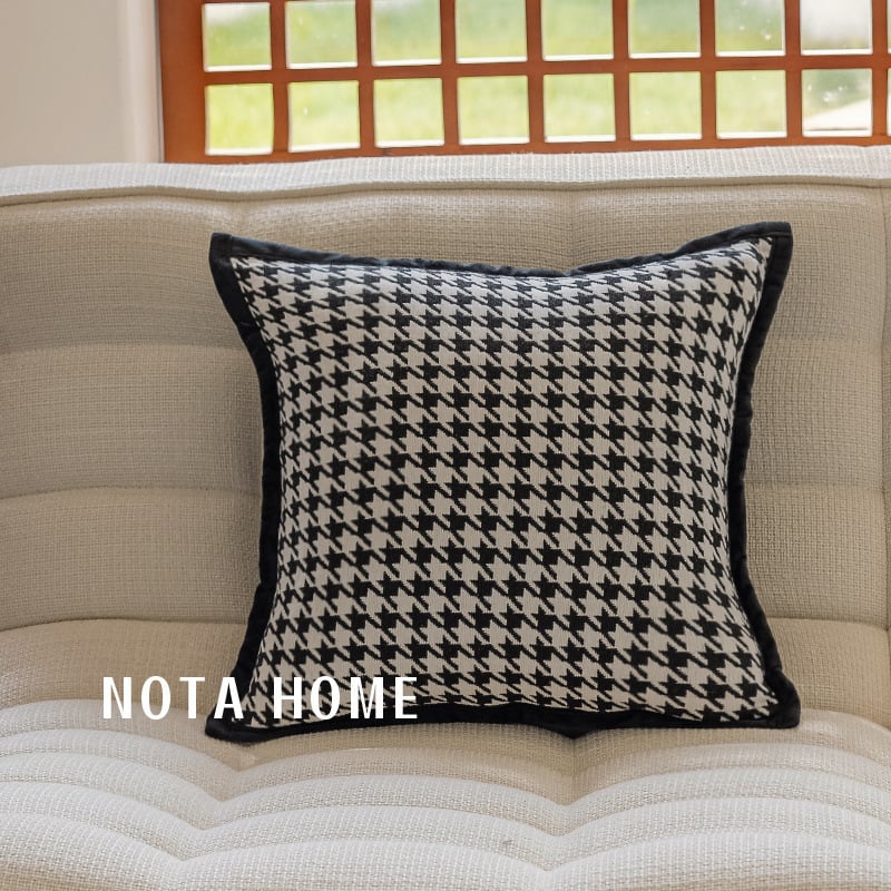 Nordiska stila spilvena pārvalks ar svītro ģeometrisko rakstu, kanvas virsējais slānis, poliestera pildījums