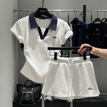 Ženski set s polo ovratnikom i šortsima, s izvezenim uzorkom, svilen sjaj, PVC tkanina, proljeće 2025