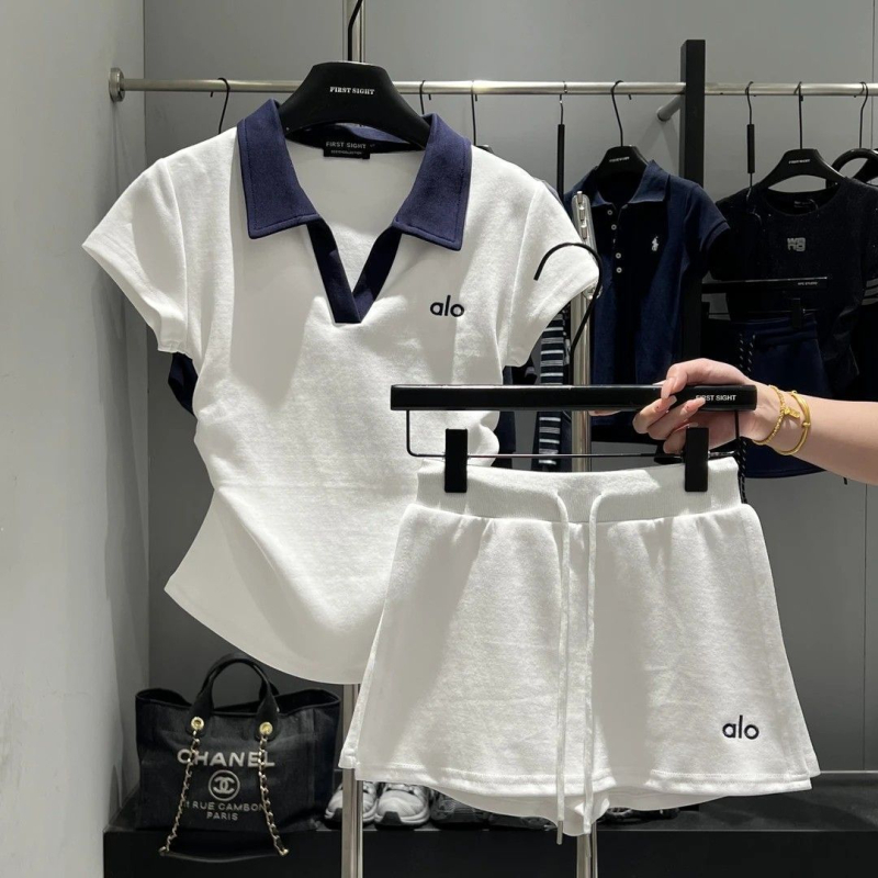 Ženski set s polo ovratnikom i šortsima, s izvezenim uzorkom, svilen sjaj, PVC tkanina, proljeće 2025