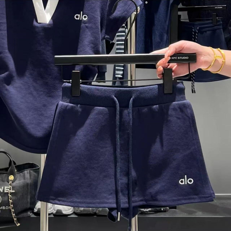 Ženski set s polo ovratnikom i šortsima, s izvezenim uzorkom, svilen sjaj, PVC tkanina, proljeće 2025