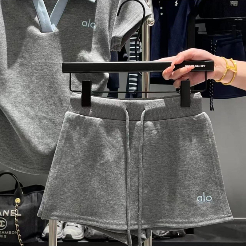 Ženski set s polo ovratnikom i šortsima, s izvezenim uzorkom, svilen sjaj, PVC tkanina, proljeće 2025