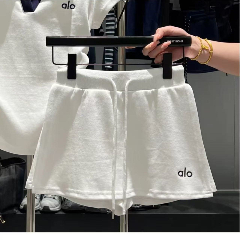 Ženski set s polo ovratnikom i šortsima, s izvezenim uzorkom, svilen sjaj, PVC tkanina, proljeće 2025