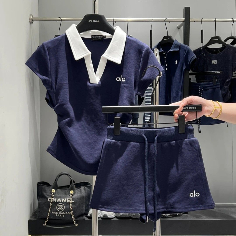 Ženski set s polo ovratnikom i šortsima, s izvezenim uzorkom, svilen sjaj, PVC tkanina, proljeće 2025