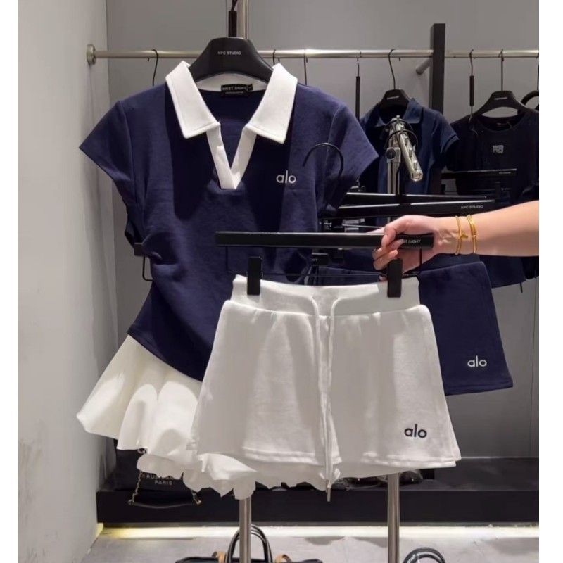 Ženski set s polo ovratnikom i šortsima, s izvezenim uzorkom, svilen sjaj, PVC tkanina, proljeće 2025