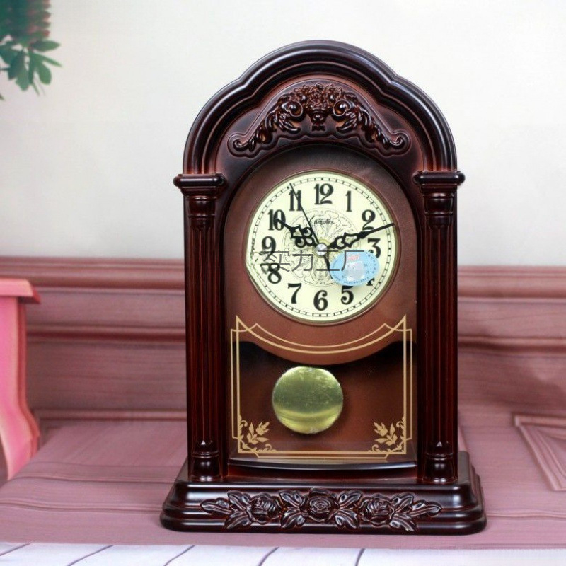 Europos retro stiliaus stalo laikrodis, tylus dekoratyvinis elementas svetainėje ar miegamajame, plastmasinis korpusas (Judėjimo tipas: Kitas; Maitinimas: Sausa baterija; Judėjimo gamintojas: Compas/combas; Korpusas: Plastmasinis)