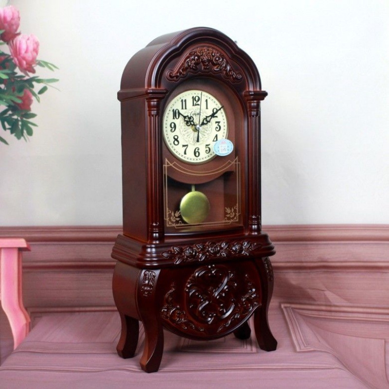 Europos retro stiliaus stalo laikrodis, tylus dekoratyvinis elementas svetainėje ar miegamajame, plastmasinis korpusas (Judėjimo tipas: Kitas; Maitinimas: Sausa baterija; Judėjimo gamintojas: Compas/combas; Korpusas: Plastmasinis)