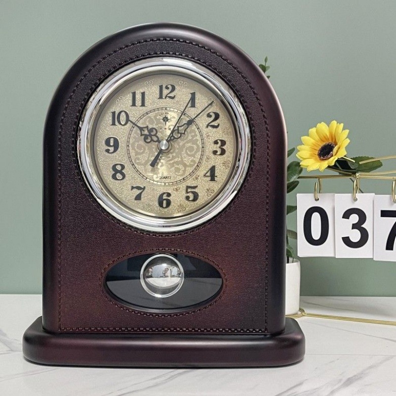 Europos retro stiliaus stalo laikrodis, tylus dekoratyvinis elementas svetainėje ar miegamajame, plastmasinis korpusas (Judėjimo tipas: Kitas; Maitinimas: Sausa baterija; Judėjimo gamintojas: Compas/combas; Korpusas: Plastmasinis)