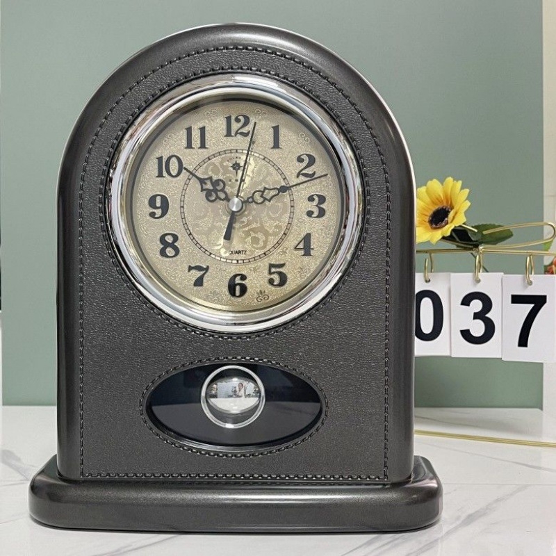Europos retro stiliaus stalo laikrodis, tylus dekoratyvinis elementas svetainėje ar miegamajame, plastmasinis korpusas (Judėjimo tipas: Kitas; Maitinimas: Sausa baterija; Judėjimo gamintojas: Compas/combas; Korpusas: Plastmasinis)